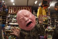Una máscara de un bebé llorando en la tienda de regalos del American Visionary Art Museum en Baltimore, Estados Unidos, en 2019. (Marvin Joseph / The Washington Post). (Marvin Joseph/The Washington Post)