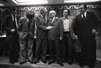Los diputados Óscar Alzaga, Gabriel Cisneros, José Pedro Pérez Llorca, el presidente de la Comisión Constitucional, Emilio Attard, Jordi Solé Tura y Gregorio Peces Barba (de izquierda a derecha), tras finalizar los trabajos de la Comisión de Asuntos Constitucionales, en junio de 1978.