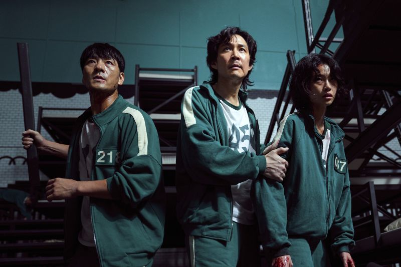 Los personajes Cho Sang-woo (Park Hae-soo), Lee Jung-jae y (Seong Gi-hun) Jung Ho-yeon (Kang Sae-byeok) en una escena de de 'El juego del calamar', serie producida por Netflix en Corea del Sur. (Youngkyu Park/Netflix vía AP)