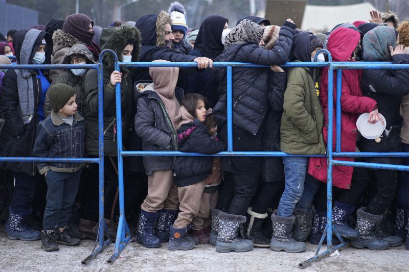 Un grupo de migrantes espera para recibir comida caliente en el centro logístico de Bruzgi, en la frontera bielorrusa cerca de Grodno, este martes.Pavel Golovkin (AP)
