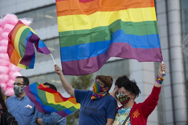 La gente celebra después de que el senado chileno aprobara el proyecto de ley para el matrimonio entre personas del mismo sexo el 7 de diciembre de 2021 en Santiago, Chile. (Claudio Santana/Getty Images)