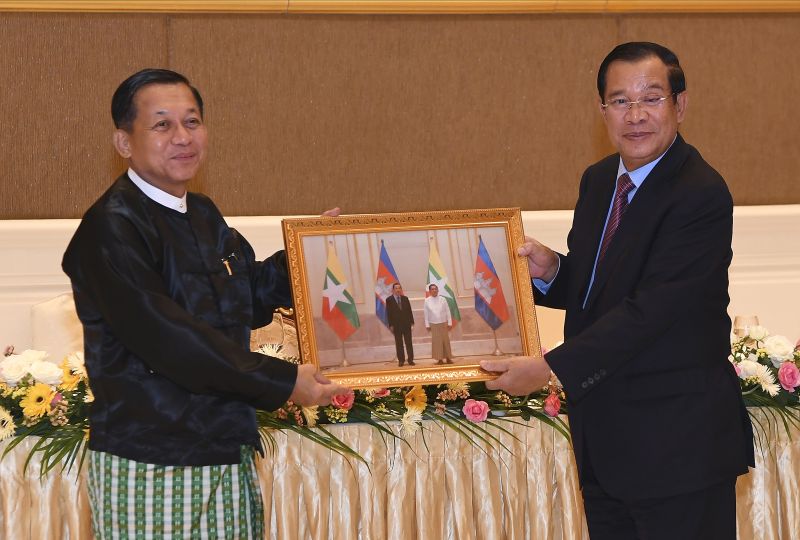 Myanmar ruler Min Aung Hlaing, left, and Cambodian Prime Minister Hun Sen in Naypyidaw, Myanmar, on Friday. (AP) 