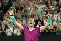 Rafael Nadal celebra 21 triunfos en torneos de Grand Slam en la final individual masculina contra Daniil Medvedev, en el Abierto de Australia, el 30 de enero de 2022 en Melbourne, Australia. (Mark Metcalfe/Getty Images)