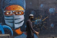 Un hombre camina ante un mural dedicado al coronavirus, el jueves en Bombay.Rafiq Maqbool (AP)