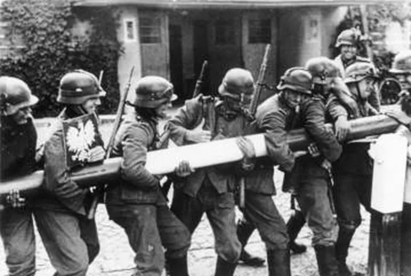 Soldados alemanes retiran una barrera fronteriza en la invasión de Polonia.BUNDESARCHIV