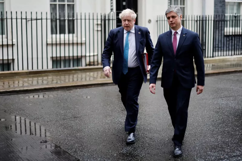 El autor, a la izquierda, con el embajador de Ucrania en el Reino Unido, Vadym Prystaiko, salen del número 10 de la calle Downing Street el miércoles. Tolga Akmen/Agence France-Presse — Getty Images