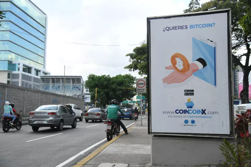 Una valla publicitaria para el intercambio de criptomonedas Coincoinx en Caracas, Venezuela, el martes 1 de febrero de 2022. (Carolina Cabral/Bloomberg)