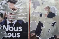 Carteles electorales rotos de Macron y Le Pen, en Lyon.Laurent Cipriani (AP)