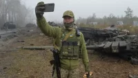 Un soldado ucraniano se fotografía junto a un T-72 ruso destruido en Dmytrivka. Oleksadre Klymenko Reuters