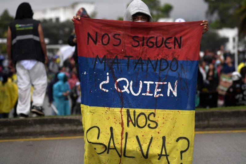 Un manifestante participa en una protesta contra el gobierno del presidente de Colombia, Iván Duque, con motivo del primer aniversario del Paro Nacional, frente a la Universidad Nacional en Bogotá, el 28 de abril de 2022. (Raúl Arboleda/AFP) 