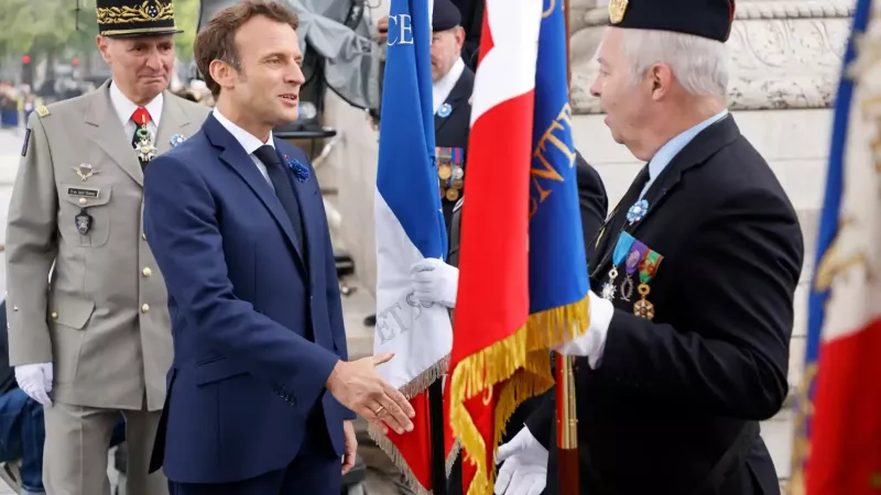 El presidente francés, Emmanuel Macron, saluda a un veterano durante la conmemoración de la victoria contra los nazis. Reuters