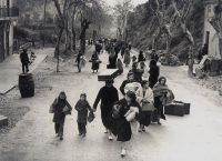 Mujeres y niños camino de la frontera francesa a principios de 1939, poco antes del término de la Guerra Civil. EFE
