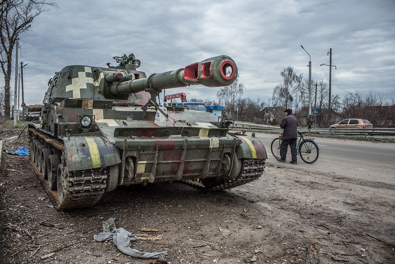 Pieza de artillería autopropulsada en Chernihiv (Ucrania). Foto: Oleksandr Ratushniak