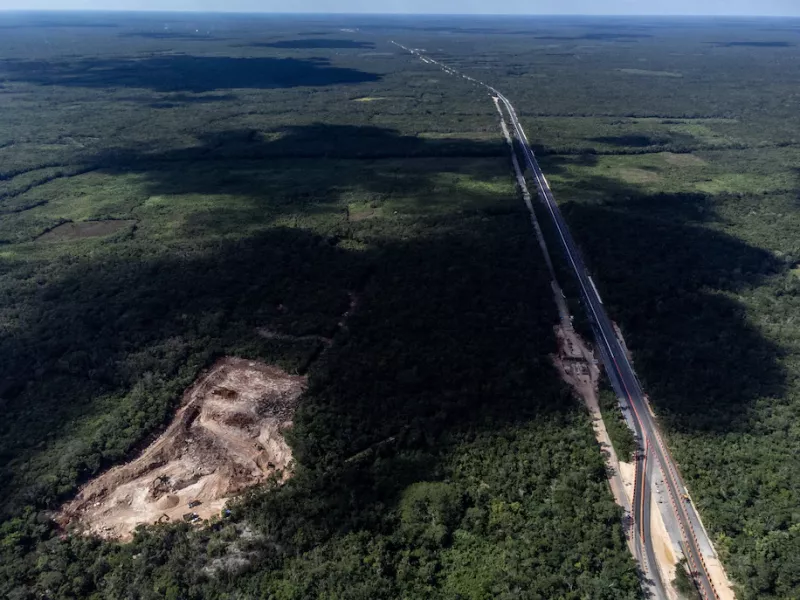 En la foto de 2021 se ve una sección del tramo 5 del Tren Maya, en Cancún-Kantunil. Un juez otorgó una suspensión definitiva de los trabajos mientras estén pendientes los estudios de impacto ambiental. (César Rodriguez/Bloomberg) 