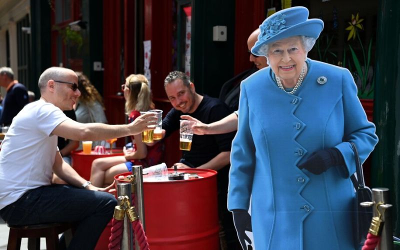 Londoners at a pub during the celebrations of the Platinum Jubilee of Britain's Queen Elizabeth II in London on June 3. (Andy Rain/EPA-EFA/REX/Shutterstock)