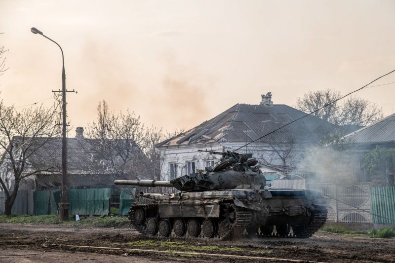 Un carro de combate ruso en Mariupol, en una imagen del día 13.MAXIMILIAN CLARKE (Europa Press)