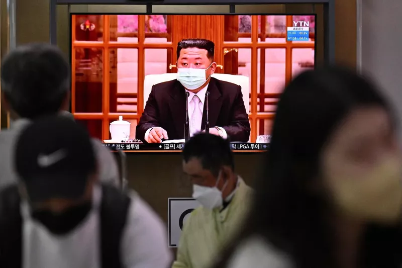 Kim Jong-un anunció un confinamiento nacional por un brote de covid el 12 de mayo. Era la primera vez que aparecía en televisión con mascarilla. Anthony Wallace/Agence France-Presse — Getty Images