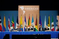 El secretario de Estado de Estados Unidos, Antony Blinken; Brian Nichols, subsecretario para Asuntos del Hemisferio Occidental, y Luis Almagro, secretario general de la OEA, en la Cumbre de las Américas que se celebra en Los Ángeles el 8 de junio de 2022.(Marcio José Sánchez/AP)