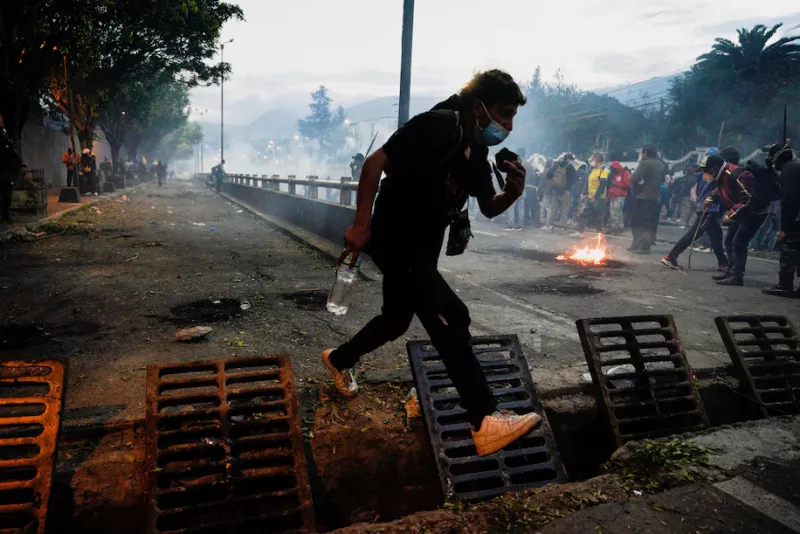 Un manifestante en un enfrentamiento con personal de seguridad después de que las Fuerzas Armadas de Ecuador advirtieran que no permitirían que las protestas contra las políticas económicas del presidente Guillermo Lasso dañen la democracia del país, en Quito, Ecuador, el 21 de junio de 2022. (Santiago Arcos/Reuters) 