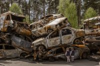 Unos niños observan los vehículos destruidos en Irpin, Ucrania, el domingo 8 de mayo de 2022.DANIEL BEREHULAK / New York Times / ContactoPhoto (DANIEL BEREHULAK / New York Times / ContactoPhoto)