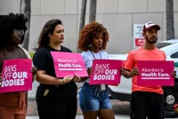 Activistas por el derecho al aborto protestan por el fallo que anuló el histórico caso del aborto Roe vs. Wade, en Miami, Florida, Estados Unidos, el 24 de junio de 2022. (Chandan Khanna/AFP vía Getty Images)