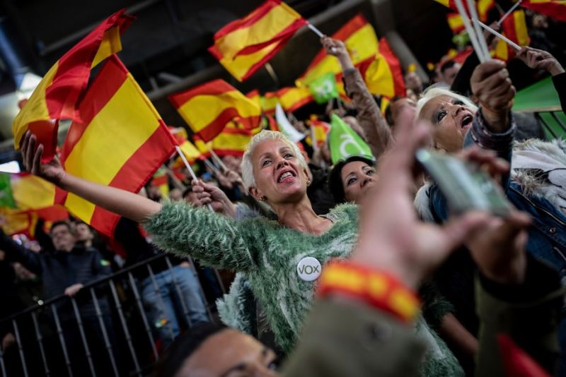Foto del sábado 6 de abril de 2019. Simpatizantes del partido de ultraderecha español Vox agitan banderas españolas y de Vox durante un mitin en Leganés, afueras de Madrid, España. (Bernat Armangue/AP) 