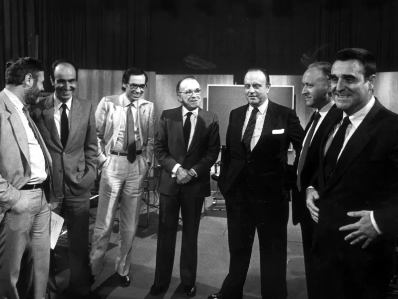 De izquierda a derecha, el periodista José Luis Balbín, Miquel Roca (CiU), Alfonso Guerra (PSOE), Santiago Cariillo (PCE), Manuel Fraga (AP), Xabier Arzalluz (PNV) y Agustín Rodríguez Sahagún (CDS), en un debate de 'La Clave' el 1 de octubre de 1982.Marisa Flórez