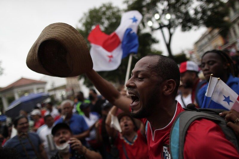 Un grupo de manifestantes protesta el 28 de julio de 2022 en las calles de Panamá. Los inconformes le exigen al gobierno de Laurentino Cortizo la aplicación de medidas económicas a favor de la población. Photo by (Bienvenido Velasco/EPA-EFE/Shutterstock) 