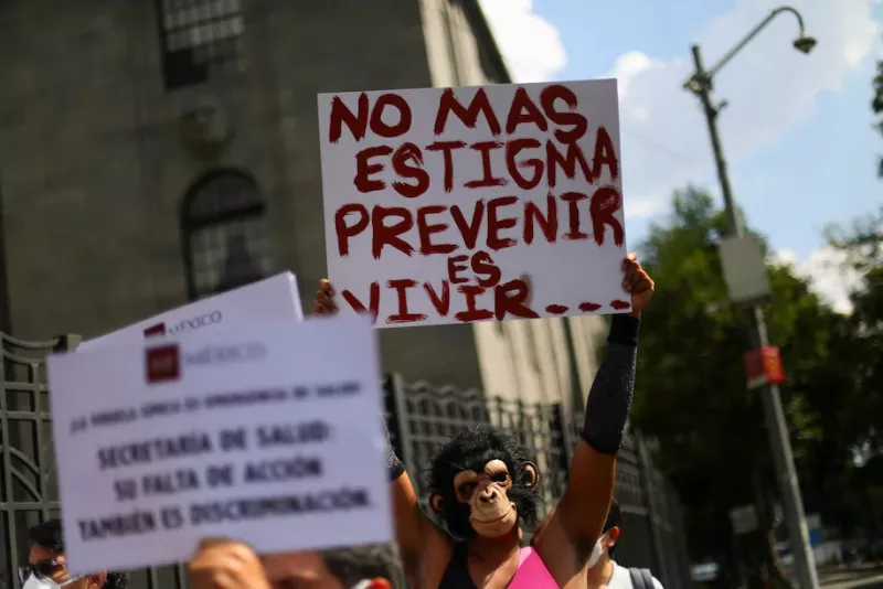 Un activista protesta para pedir una respuesta más fuerte del gobierno a la crisis de la viruela del mono (declarada por la OMS como emergencia mundial), en Ciudad de México, el 26 de julio de 2022. (Edgard Garrido/Reuters) 