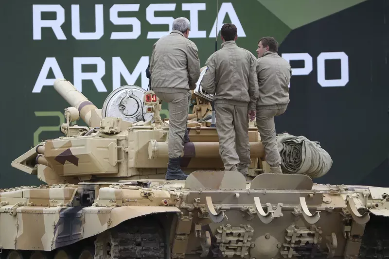 Examining a Russian T-90 tank at the Russian Arms Expo in Nizhny Tagil, Russia, September 2013. Sergei Karpukhin / Reuters