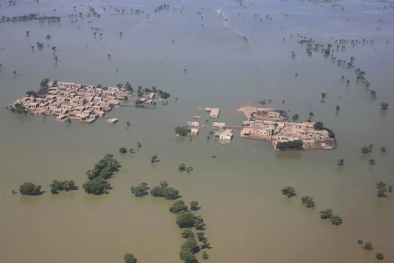 Una zona residencial inundada en el distrito de Dadu, en la provincia de Sindh. Husnain Ali/Agence France-Presse — Getty Images