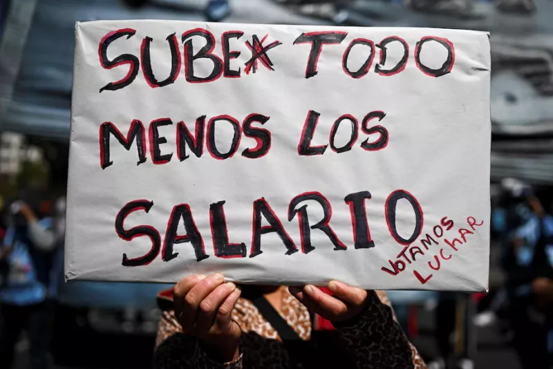 Se lee en un cartel: ‘Todo sube menos los salarios’ en una protesta contra las medidas económicas del gobierno frente al edificio del Ministerio de Desarrollo Social de Argentina el 28 de septiembre de 2022 en Buenos Aires. (Luis Robayo/AFP vía Getty Images) 