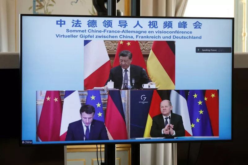 Xi Jinping, Emmanuel Macron y Olaf Scholz, durante una cumbre virtual el pasado 8 de marzo.BENOIT TESSIER (AFP)