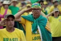 Una protesta de los partidarios del presidente de Brasil, Jair Bolsonaro, contra el presidente electo Luiz Inácio Lula da Silva, en el Cuartel General del Ejército, en Brasilia, el 7 de noviembre de 2022. (Ueslei Marcelino/Reuters)