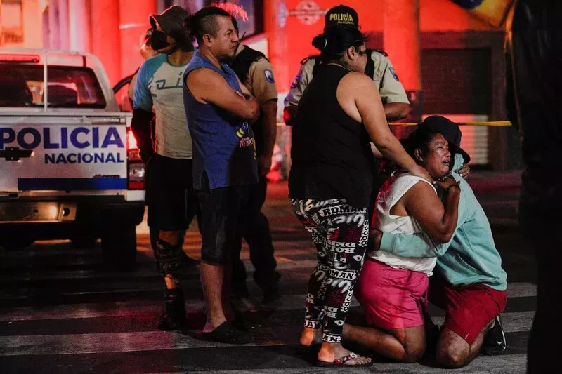 La escena de un crimen luego de la declaración del estado de exepción y el toque de queda por parte del gobierno de Ecuador en las provincias de Guayas y Esmeraldas, el 1 de Noviembre de 2022. (Santiago Arcos/Reuters) 