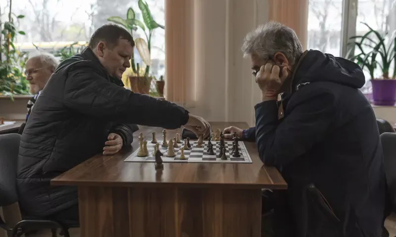 As missiles rain down, welcome to blitz chess. In Ukraine, sport is part of  our resistance - Revista de Prensa