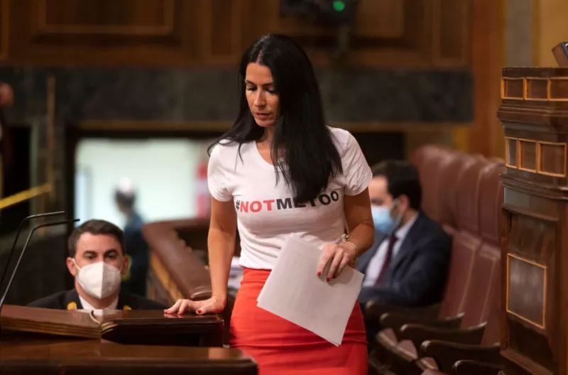 La diputada de Vox Carla Toscano, con una camiseta que reza "NotMeToo", en el Congreso en octubre de 2021. Europa Press