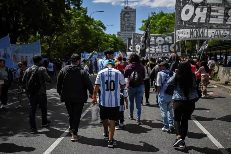 Miembros de organizaciones sociales en Argentina marchan por la avenida 9 de Julio para protestar contra las medidas económicas del gobierno, la pobreza y la inflación, en Buenos Aires, el 22 de noviembre de 2022. (Luis Robayo/AFP vía Getty Images)
