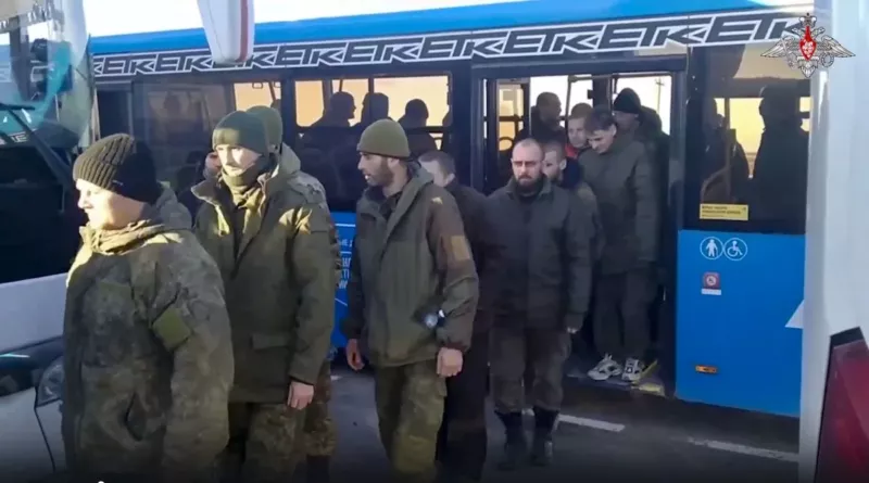 Un grupo de soldados rusos baja de un autobús tras un intercambio de prisioneros entre Rusia y Ucrania, el pasado 6 de diciembre, en una imagen facilitada por el Ministerio ruso de Defensa.AP