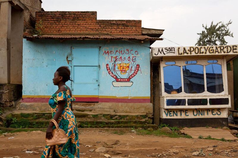 In a street of Beni, DRC, a woman walks past a wall on which a graffiti reads “Monusco Dégage”, calling for the UN mission in the DRC (MONUSCO) to “go away”. December 2021. CRISIS GROUP / Nicolas Delaunay
