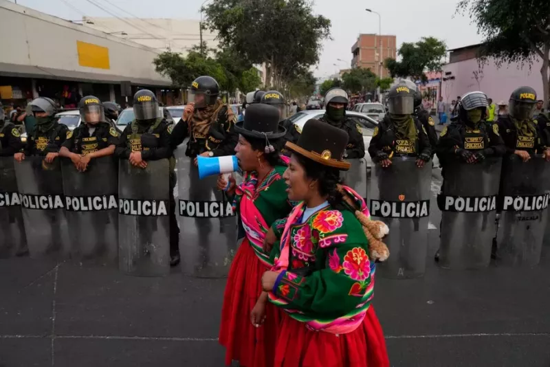 En la ciudad de Lima, Perú, los manifestantes permanecen en las calles para protestar contra la actual presidenta Dina Boluarte, el 25 de enero de 2023. (Martin Mejia/AP) 