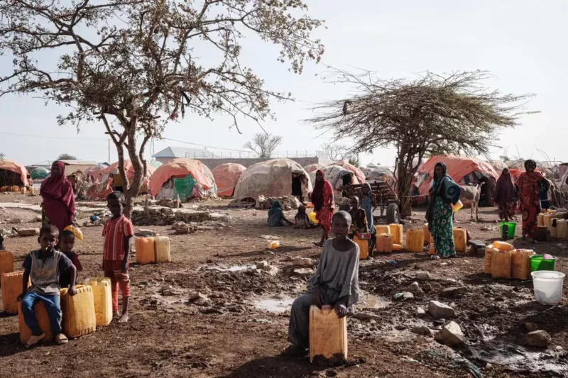 Personas desplazadas por la sequía esperan para recibir agua en un campo de refugiados en Baidoa, Somalia, el pasado febrero.YASUYOSHI CHIBA (AFP via Getty Images)