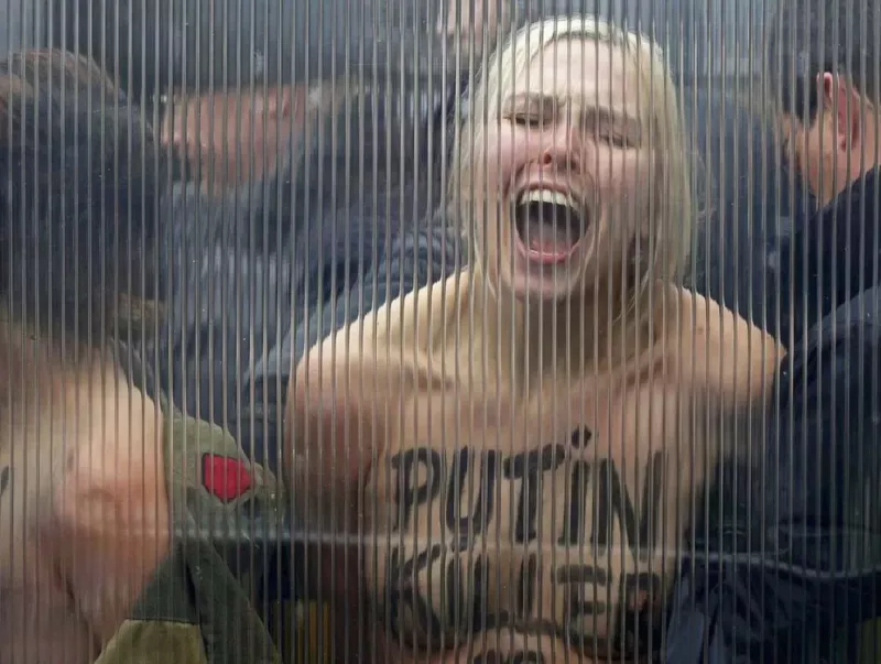 Una activista del grupo feminista Femen protesta frente al edificio del Consejo de la Unión Europea durante una manifestación contra la visita del presidente ruso Vladimir Putin a una cumbre UE-Rusia en Bruselas.YVES HERMAN (REUTERS)
