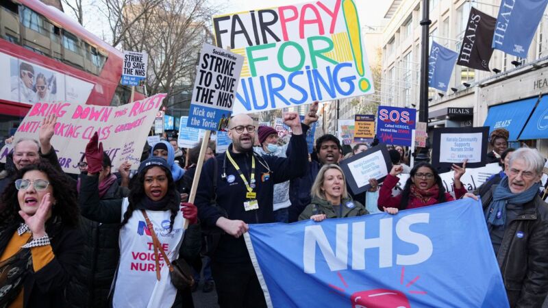 NHS nurses hold signs during a strike, amid a dispute with the government over pay, in London, Britain December 20, 2022. REUTERS/Maja Smiejkowska. Maja Smiejkowska/Reuters