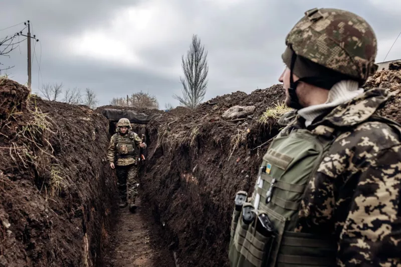Soldados ucranios en una trinchera durante el día de Nochevieja en Bajmut, Ucrania. Diego Herrera Carcedo (Anadolu Agency/ Getty Images)