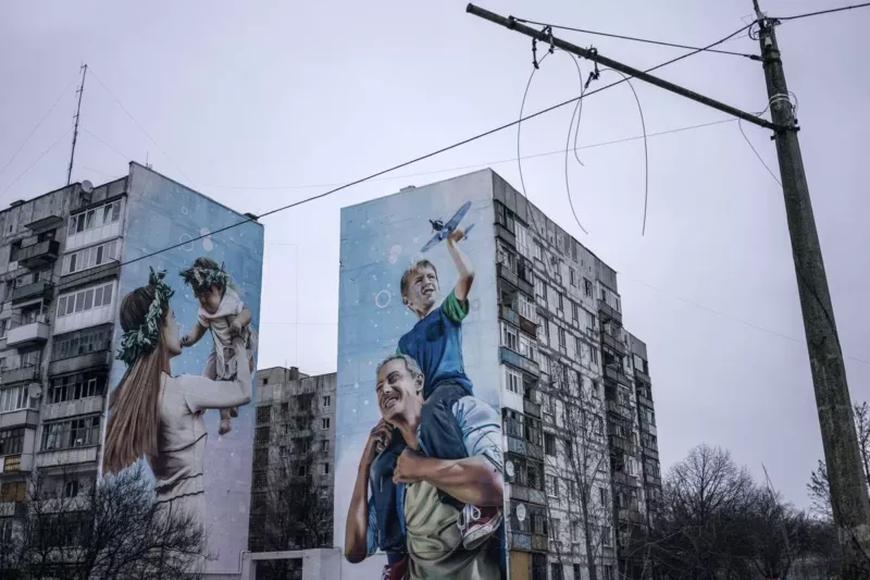 Murales en unos edificios de Bajmut con múltiples daños causados por la ofensiva rusa en Ucrania, el 12 de enero.Serhii Mykhalchuk (Global Images Ukraine/Getty Images)