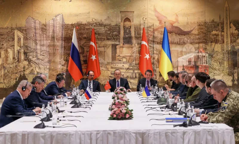 El ministro de Exteriores turco, Mevlüt Çavusoglu, habla ante las delegaciones rusa y ucrania durante las conversaciones de paz del 29 de marzo.Cem Ozdel (Anadolu Agency/Getty Images)