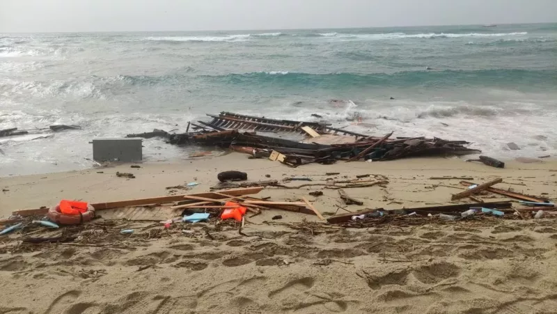 Restos del naufragio en Calabria donde fallecieron más de setetenta migrantes.GIUSEPPE PIPITA (EFE)