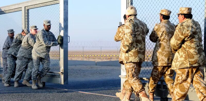 Tropas estadounidenses y kuwaitíes cierran la frontera entre Kuwait e Irak tras el paso de los últimos convoyes militares el 18 de diciembre de 2011, poniendo fin a la Operación Nuevo Amanecer, sucesora de la Operación Libertad Iraquí iniciada en marzo de 2003. Wikimedia Commons / Corporal Jordan Johnson, United States Army