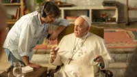 Jordi Évole junto al papa Francisco durante la grabación de 'Amén. Francisco responde'. Disney+